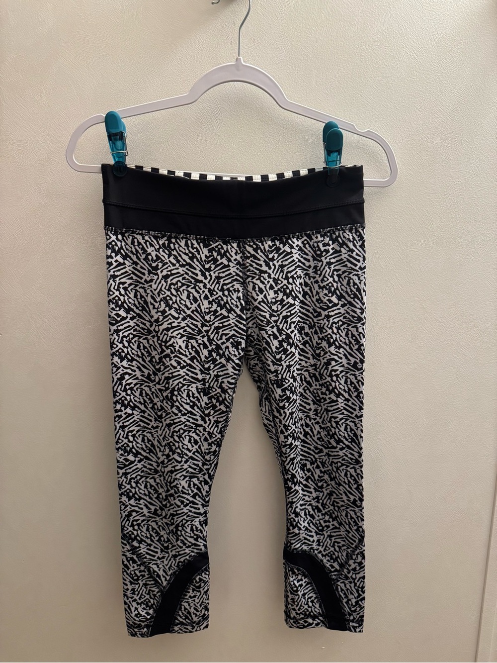 lululemon athletica Black & White Printed Capri Leggings